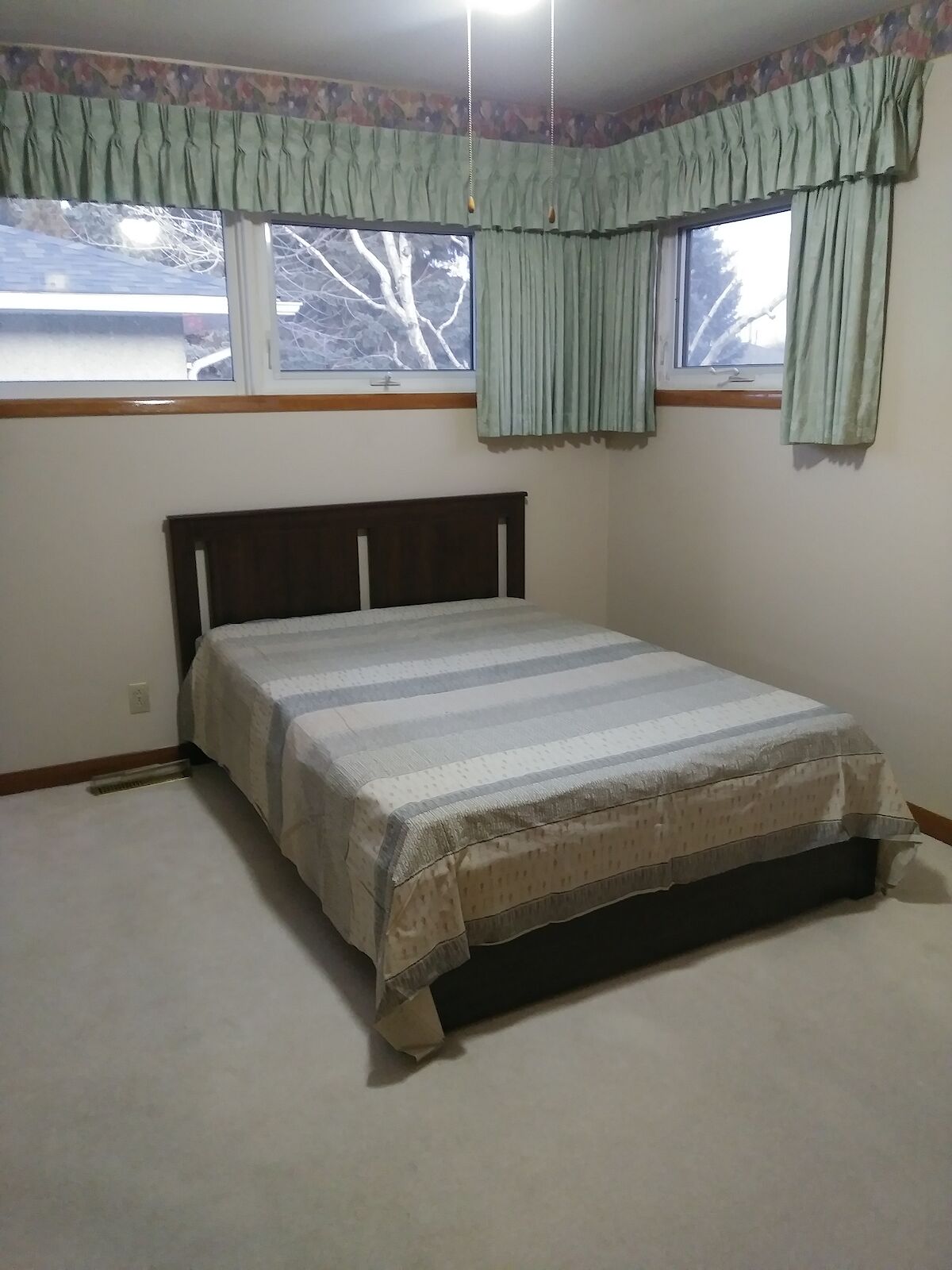 Calgary 5 bedrooms Room For Rent for rent. Property photo: 559229-1