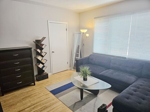 Calgary 1 bedroom Condo Unit for rent. Property photo: 559777-2