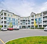Beautiful condo/ Underground parking and Storage unit/ Great Location