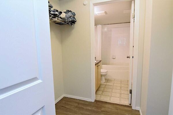 Calgary 2 bedrooms Condo Unit for rent. Property photo: 561044-3