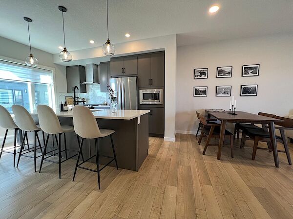 Fully furnished & all utilities included. Beautiful Townhouse in NW Calgary.
