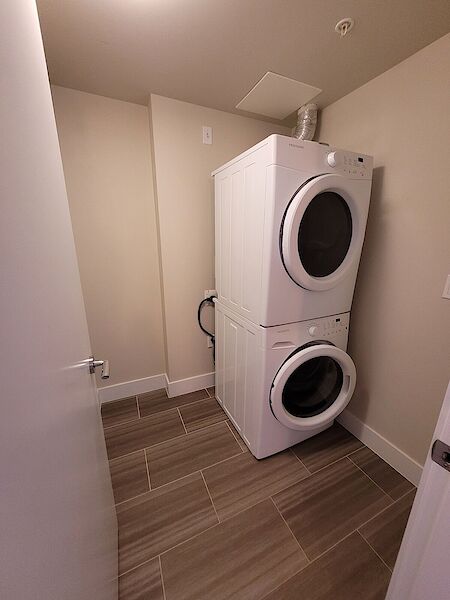 Calgary 2 bedrooms Condo Unit for rent. Property photo: 561715-3