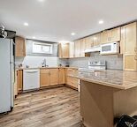 Spacious 2 bedroom basement, 8 min to Downtown