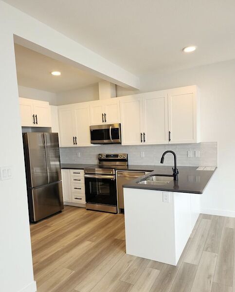 Cute & Cozy 3 Bedroom Townhouse in South Edmonton – Immediate Possession