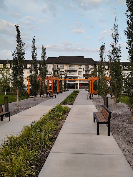 Clean modern 1brm + den / 1 4pce bath, gym, 1 parking, small pet ok no fee!