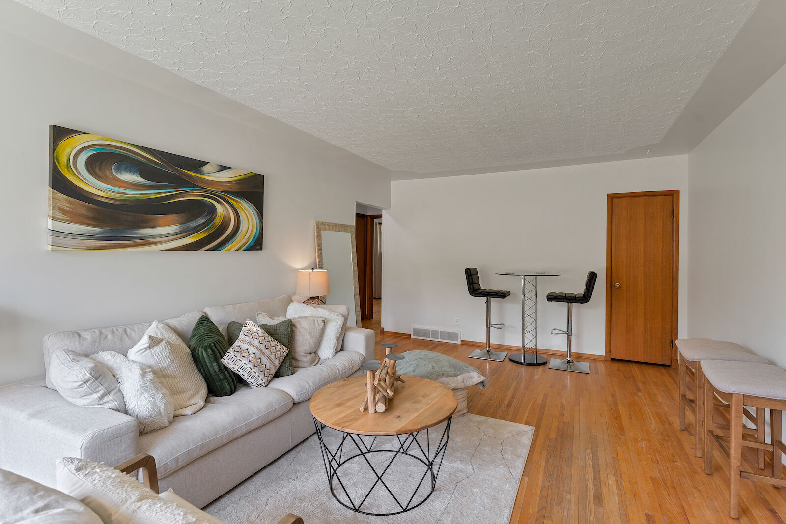 Calgary 2 bedrooms Main Floor for rent. Property photo: 563045-1