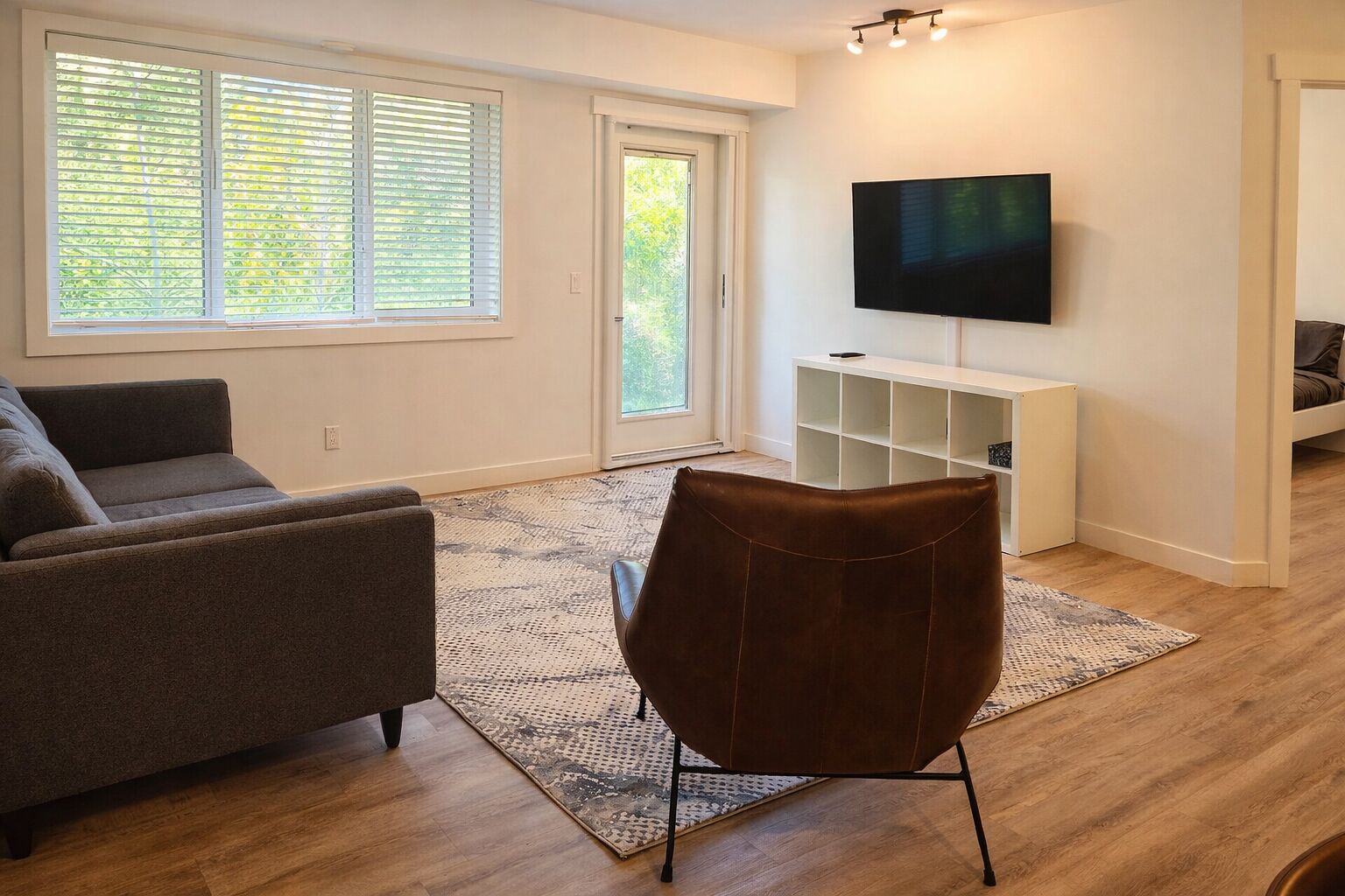 Calgary 3 bedrooms Condo Unit for rent. Property photo: 563474-1