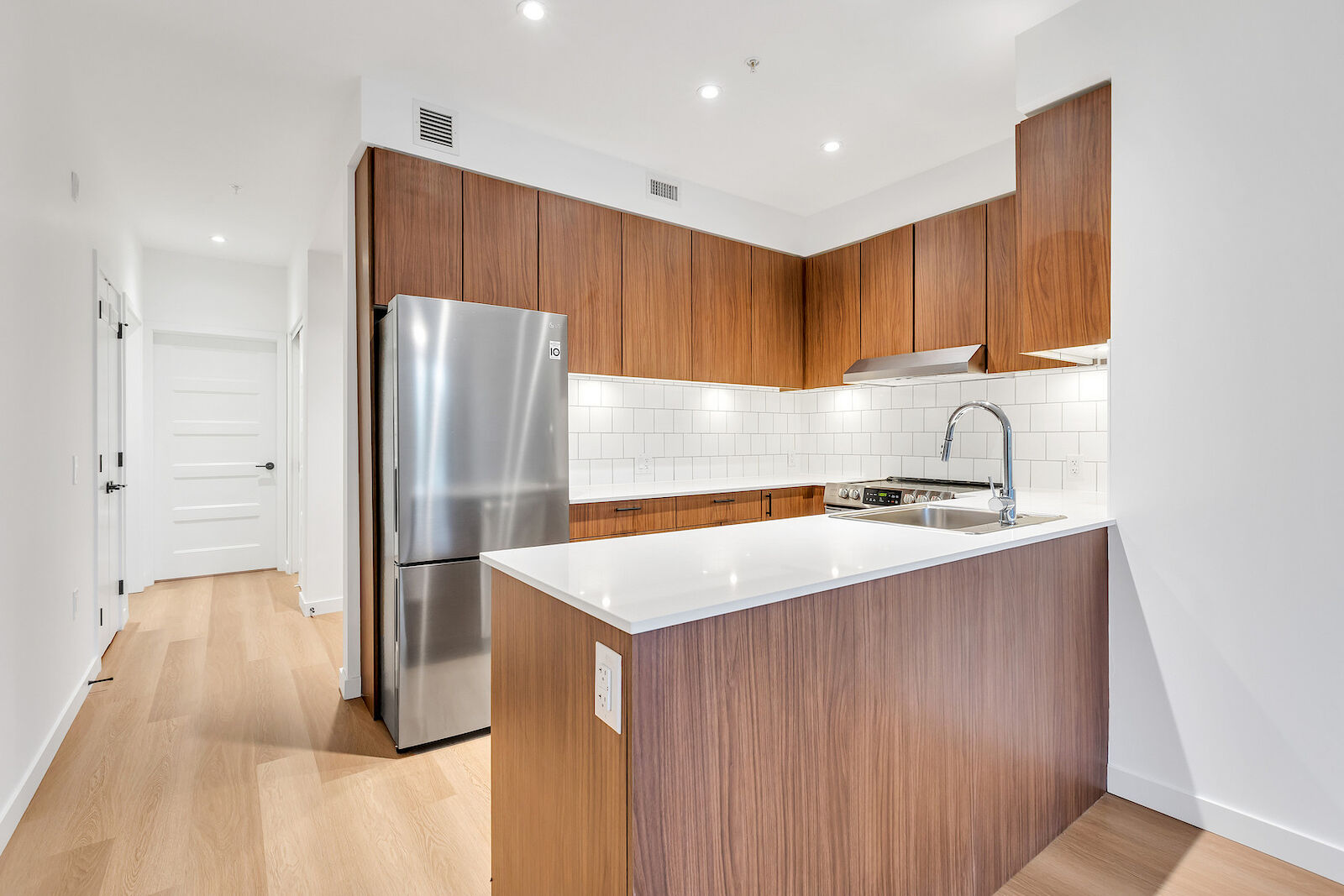 Vancouver bachelor bedrooms Apartment for rent. Property photo: 564499-1