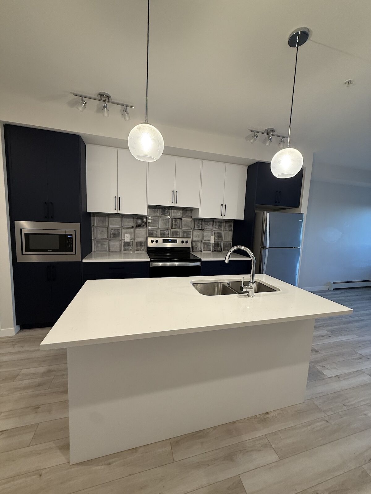 Calgary 2 bedrooms Condo Unit for rent. Property photo: 565725-1