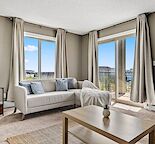 Gorgeous 2bed/2bath+Den Corner Top Floor w/ Lake Views
