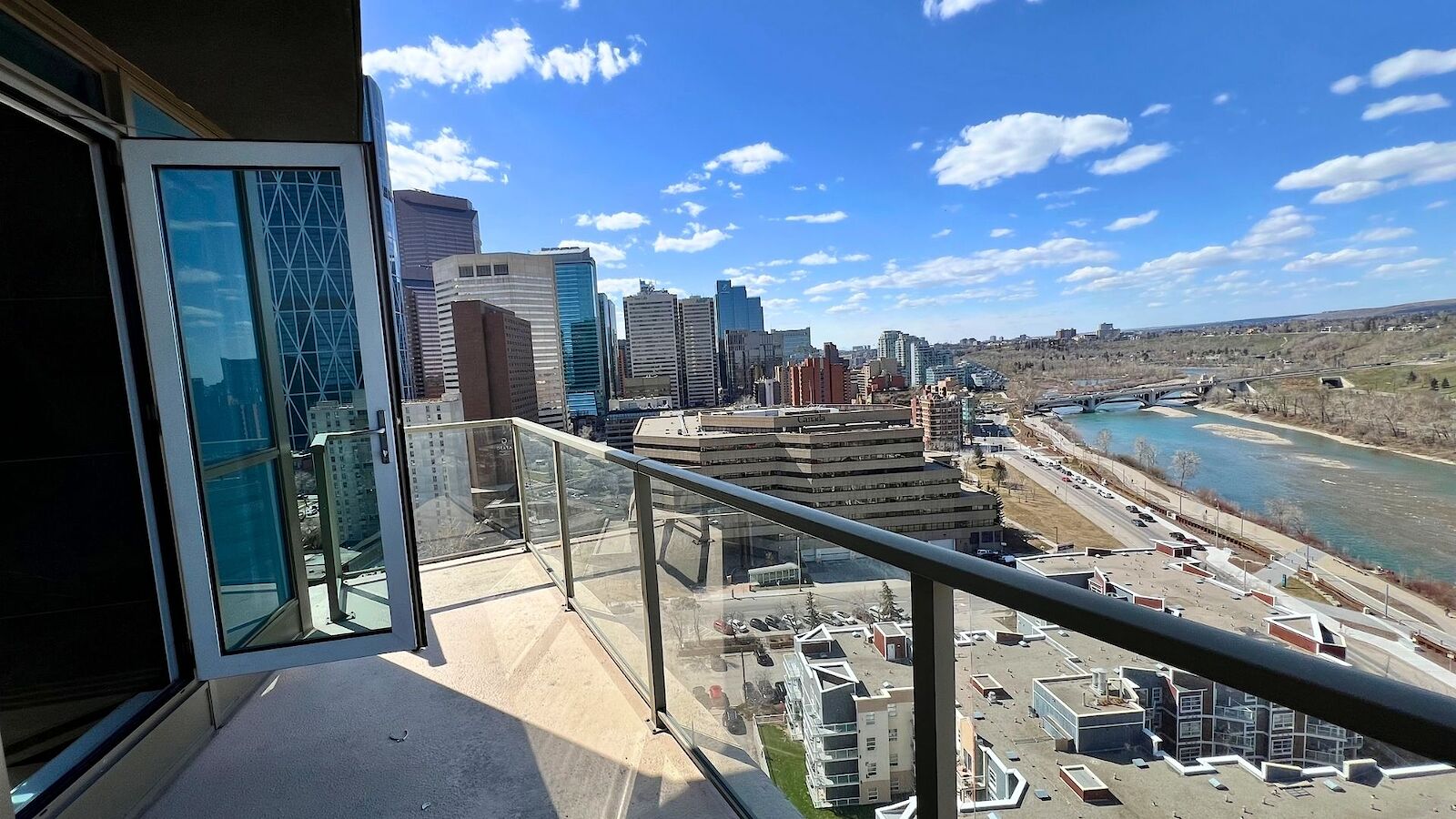 Calgary 2 + Den bedrooms Condo Unit for rent. Property photo: 566316-1