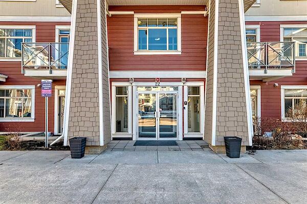 Fully Furnished Freshly Painted Penthouse Condo in Prime Location!