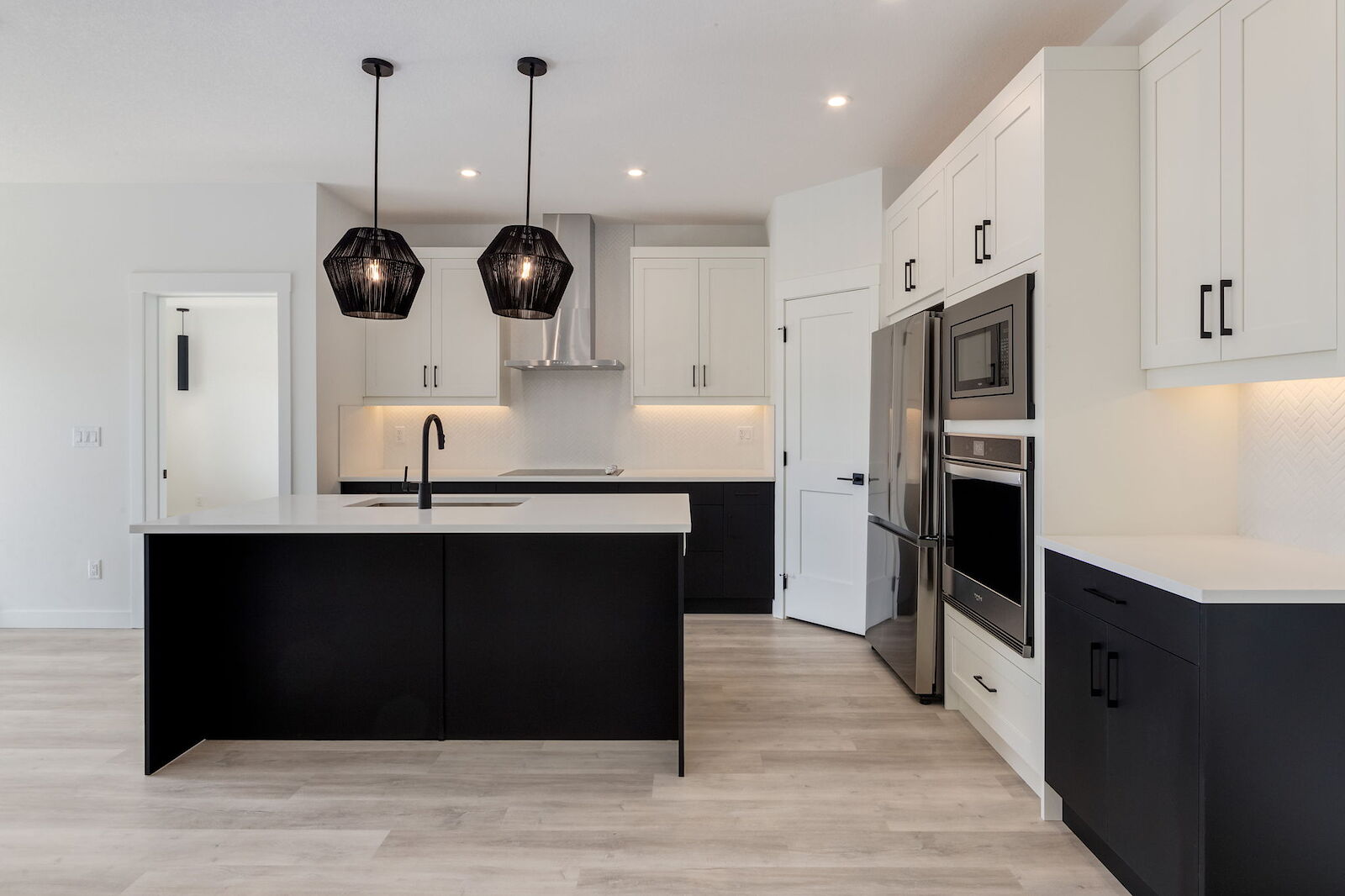 Calgary 2 bedrooms Condo Unit for rent. Property photo: 568160-1