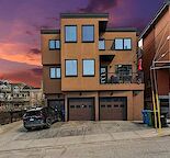 Executive Townhouse Close to Downtown