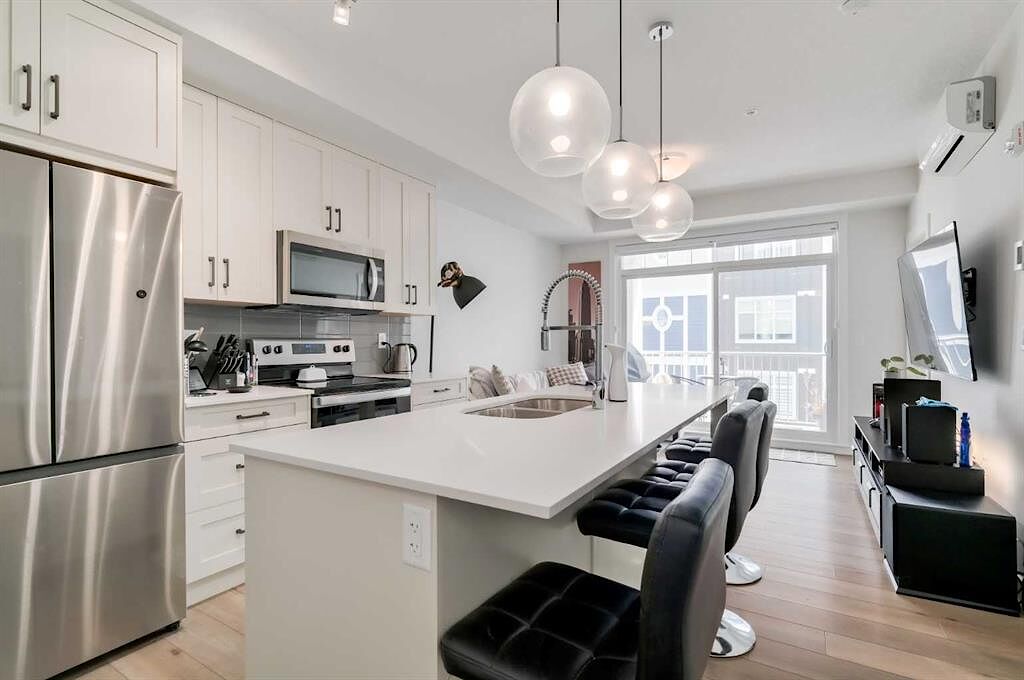 Calgary 2 bedrooms Condo Unit for rent. Property photo: 569532-1