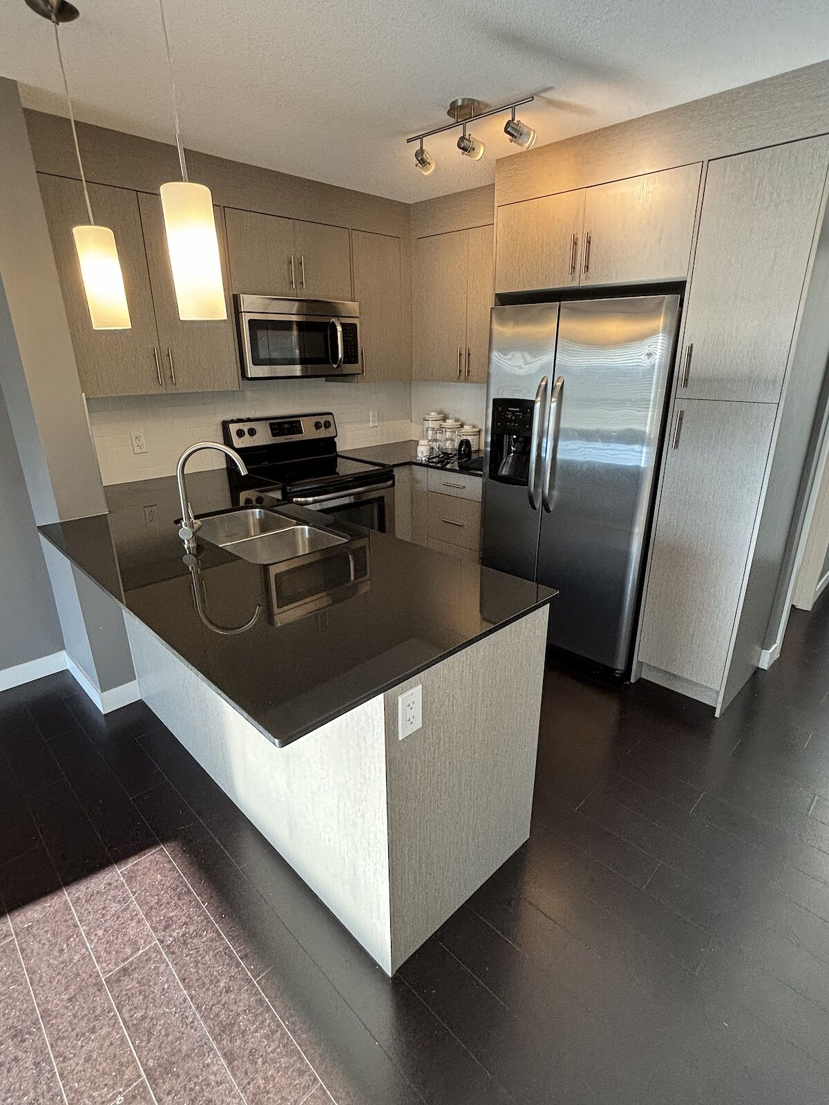 Calgary 2 bedrooms Condo Unit for rent. Property photo: 569548-1