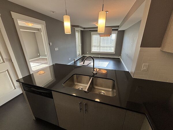 Calgary 2 bedrooms Condo Unit for rent. Property photo: 569548-2