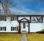 5 BEDROOMS | Den | 2 BATHROOMS | MINUTES TO LTR (TRAIN) |
