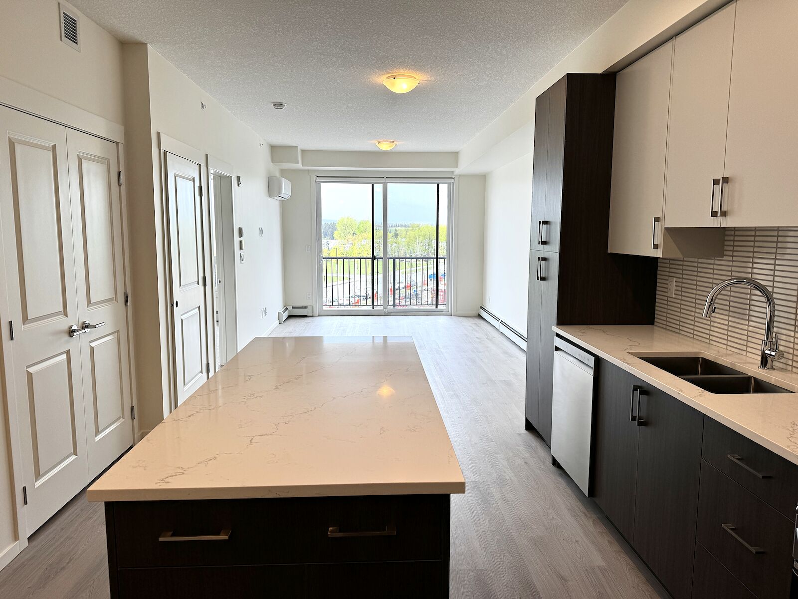 Calgary 1 bedroom Condo Unit for rent. Property photo: 570073-1