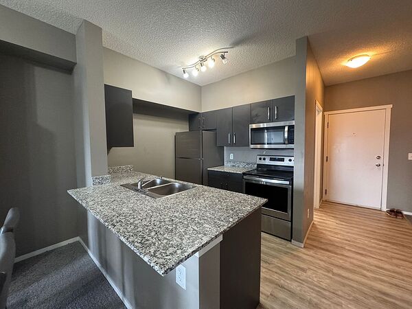 Calgary 2 + Den bedrooms Condo Unit for rent. Property photo: 570203-2