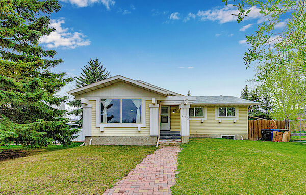 5 Bed/3 Bath Renovated House with Massive Back Yard in Woodlands!