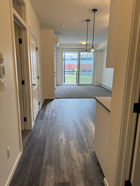 Calgary 2 bedrooms Condo Unit for rent. Property photo: 570720-2