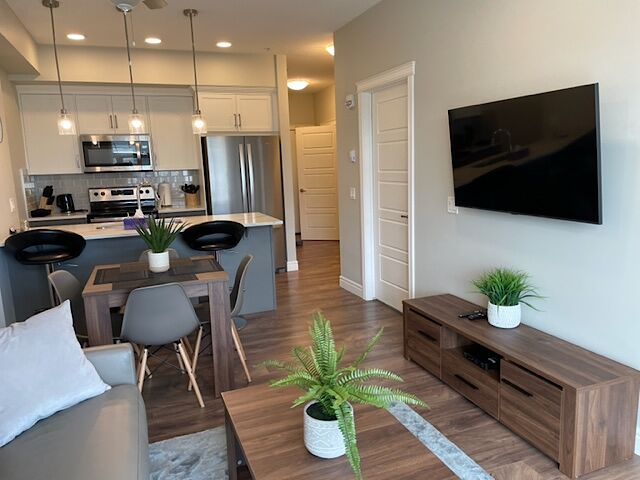 Calgary 1 + Den bedrooms Condo Unit for rent. Property photo: 570842-1