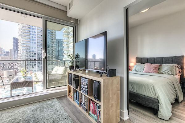 Calgary 1 bedroom Condo Unit for rent. Property photo: 572550-2