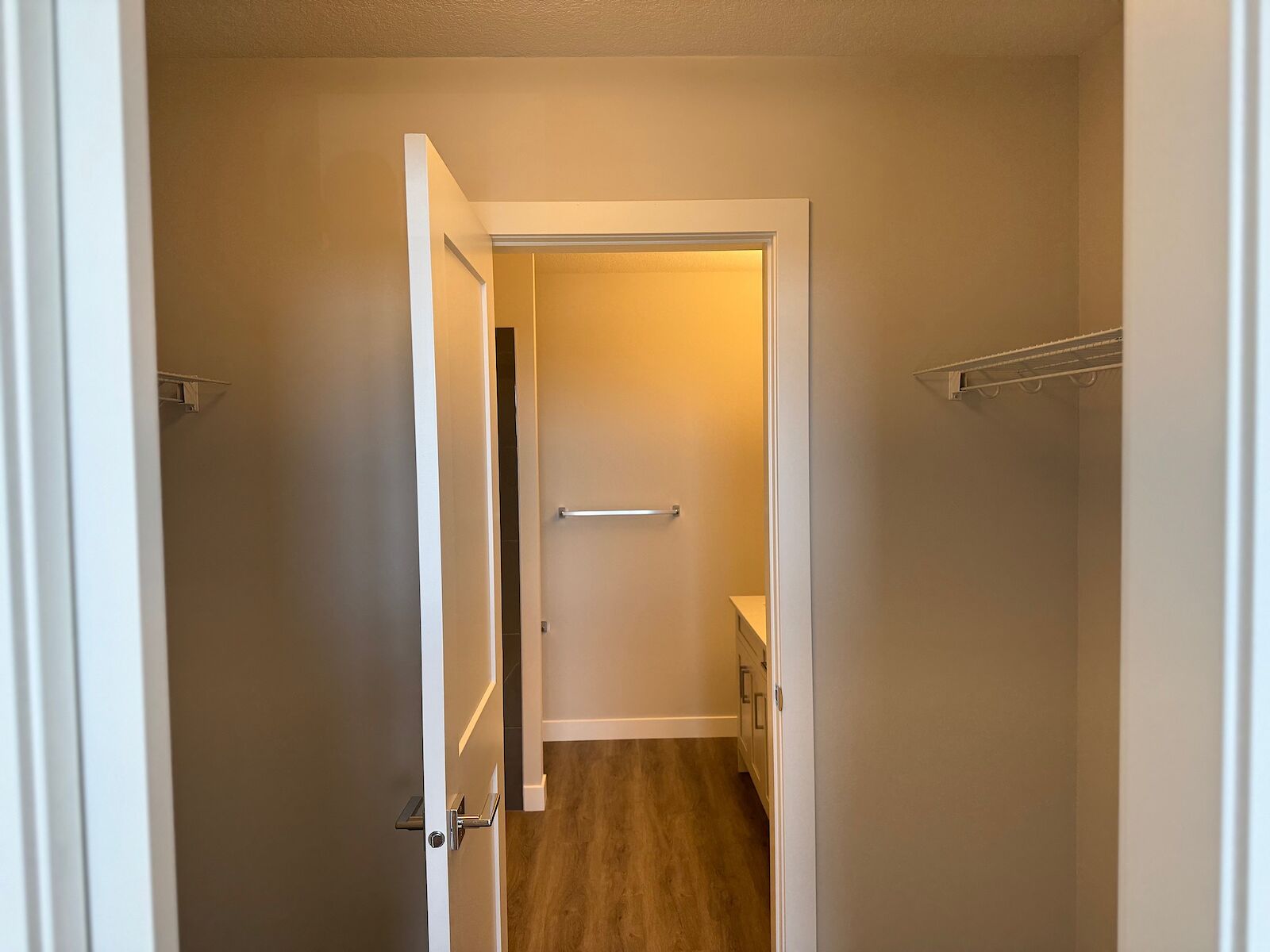Calgary 2 bedrooms Condo Unit for rent. Property photo: 572575-1