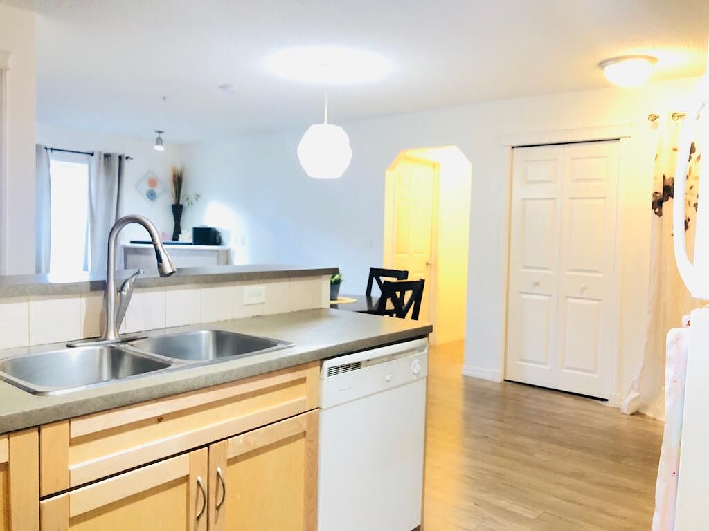 Calgary 2 bedrooms Condo Unit for rent. Property photo: 572905-1