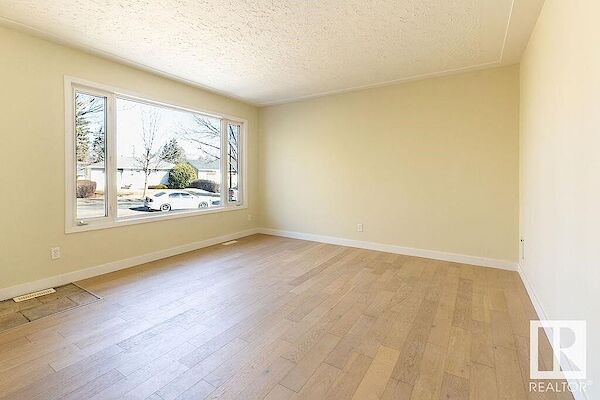 Cozy & Renovated 3 bd house in Dovercourt, Amazing Location