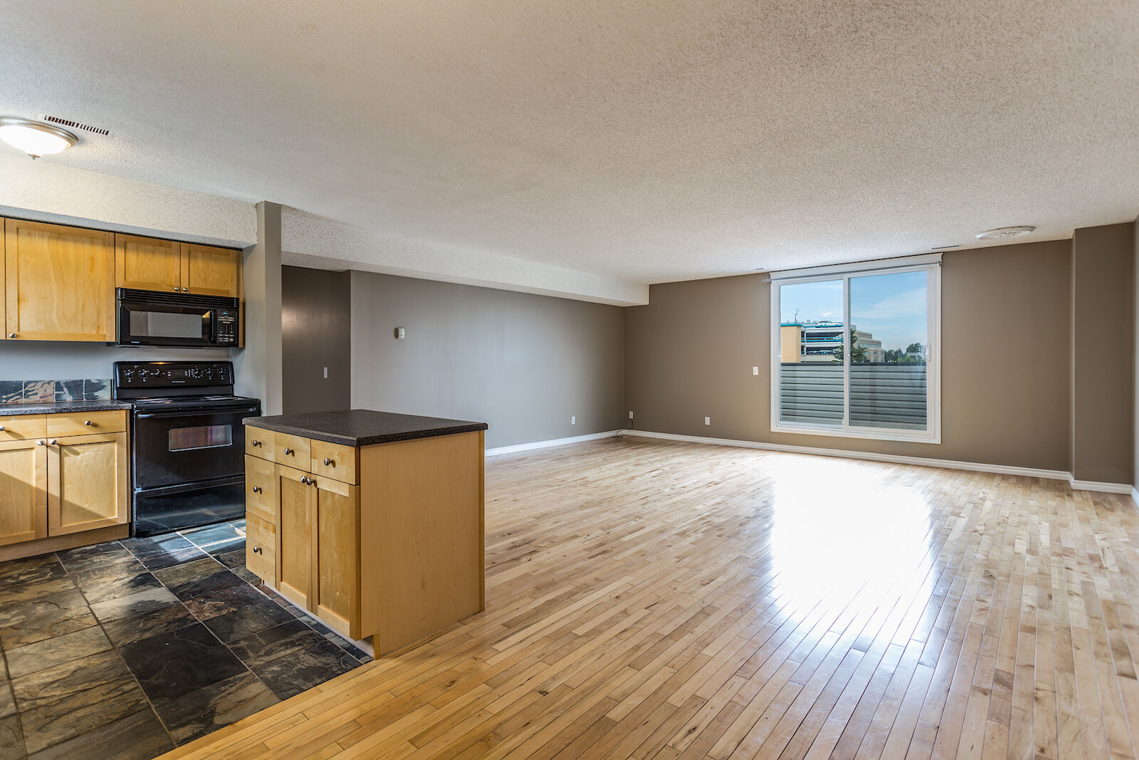 Calgary 2 bedrooms Condo Unit for rent. Property photo: 576110-1