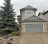 Bright and Spacious 3-Bedroom, 2.5-Bathroom House in Desirable Cougar R