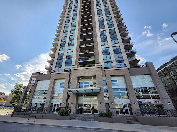 "LUNA BUILDING" - One Bedroom plus Den and Workstation in Great Building