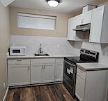 Cozy 1 Bedroom, living space (plus separate den) Basement