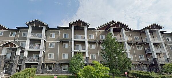 BRIGHT 2 BEDROOM + DEN, 2 BATHROOM APARTMENT