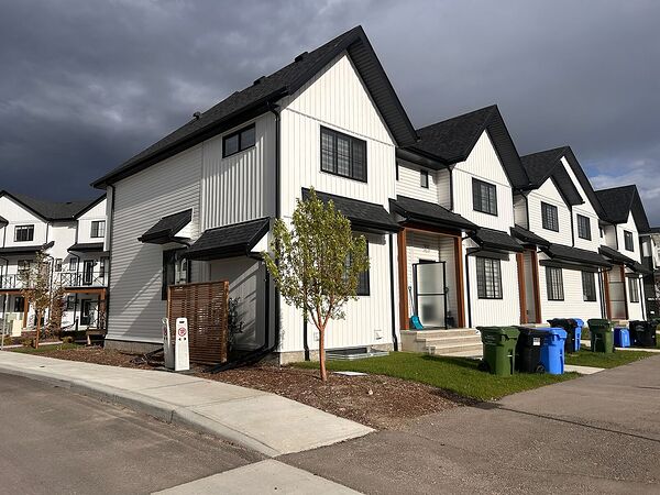 Calgary 4 bedrooms Townhouse for rent. Property photo: 580146-2