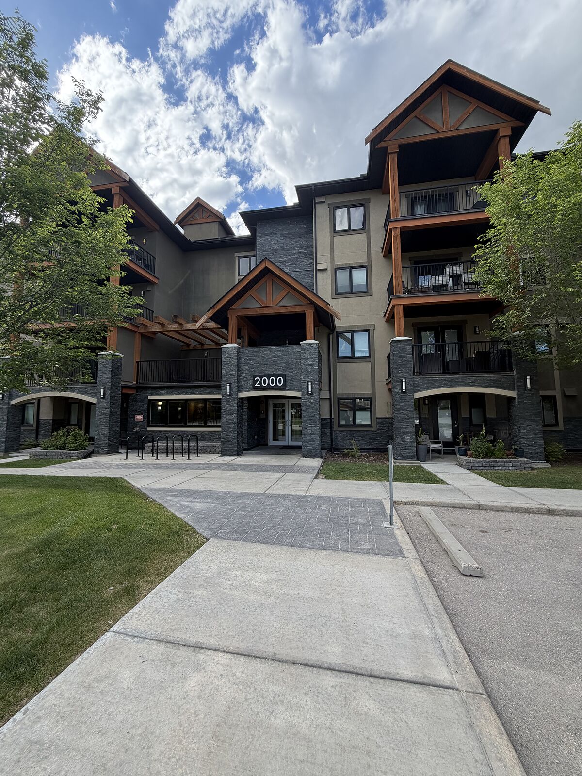 Calgary 2 bedrooms Condo Unit for rent. Property photo: 581844-1