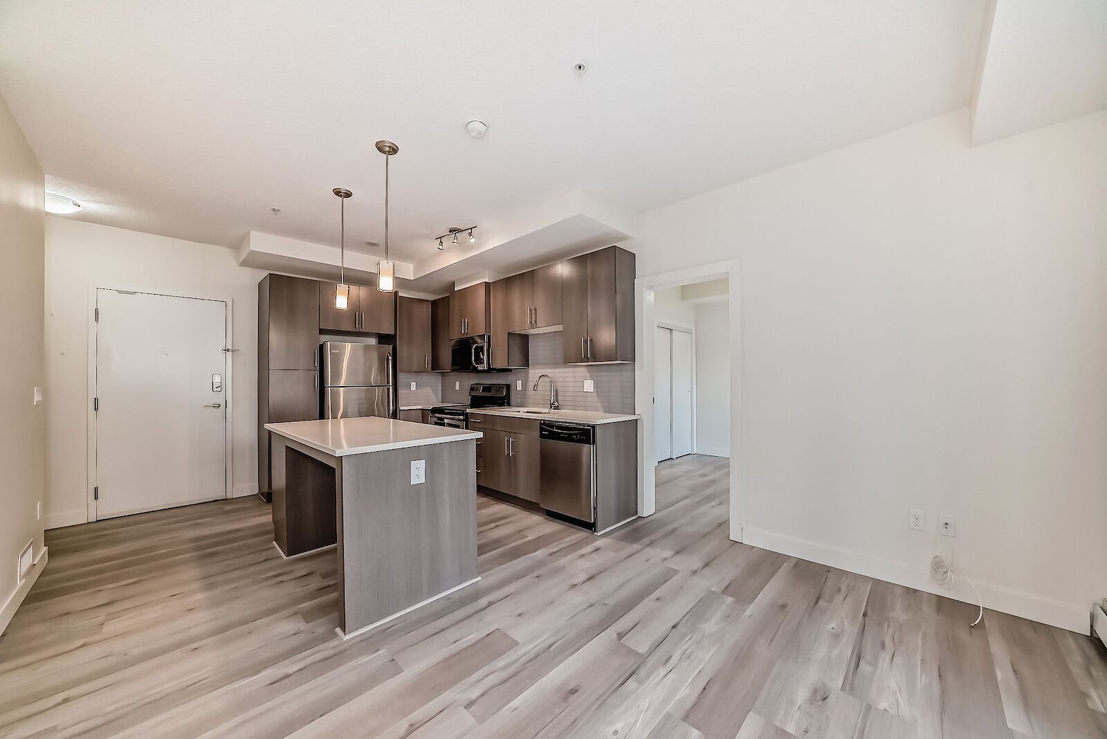 Calgary 2 bedrooms Condo Unit for rent. Property photo: 582597-1