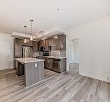 LAKE ACCESS 2 Bed, 2 Bath/Clean/Walkable to Shopping, Gym, Transportation
