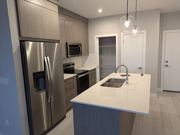 Calgary 2 bedrooms Condo Unit for rent. Property photo: 582700-2