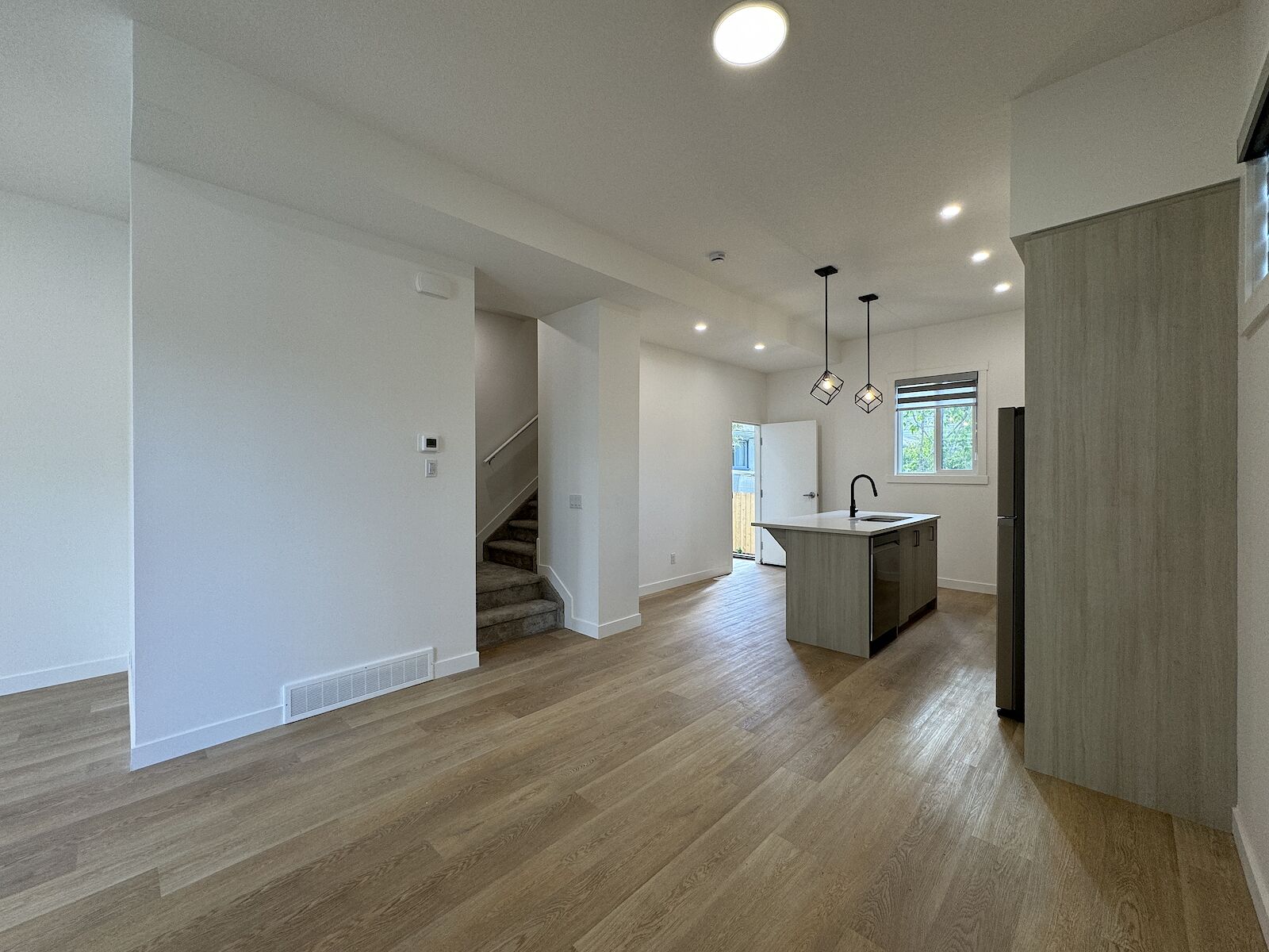 Calgary 3 bedrooms Townhouse for rent. Property photo: 582848-1