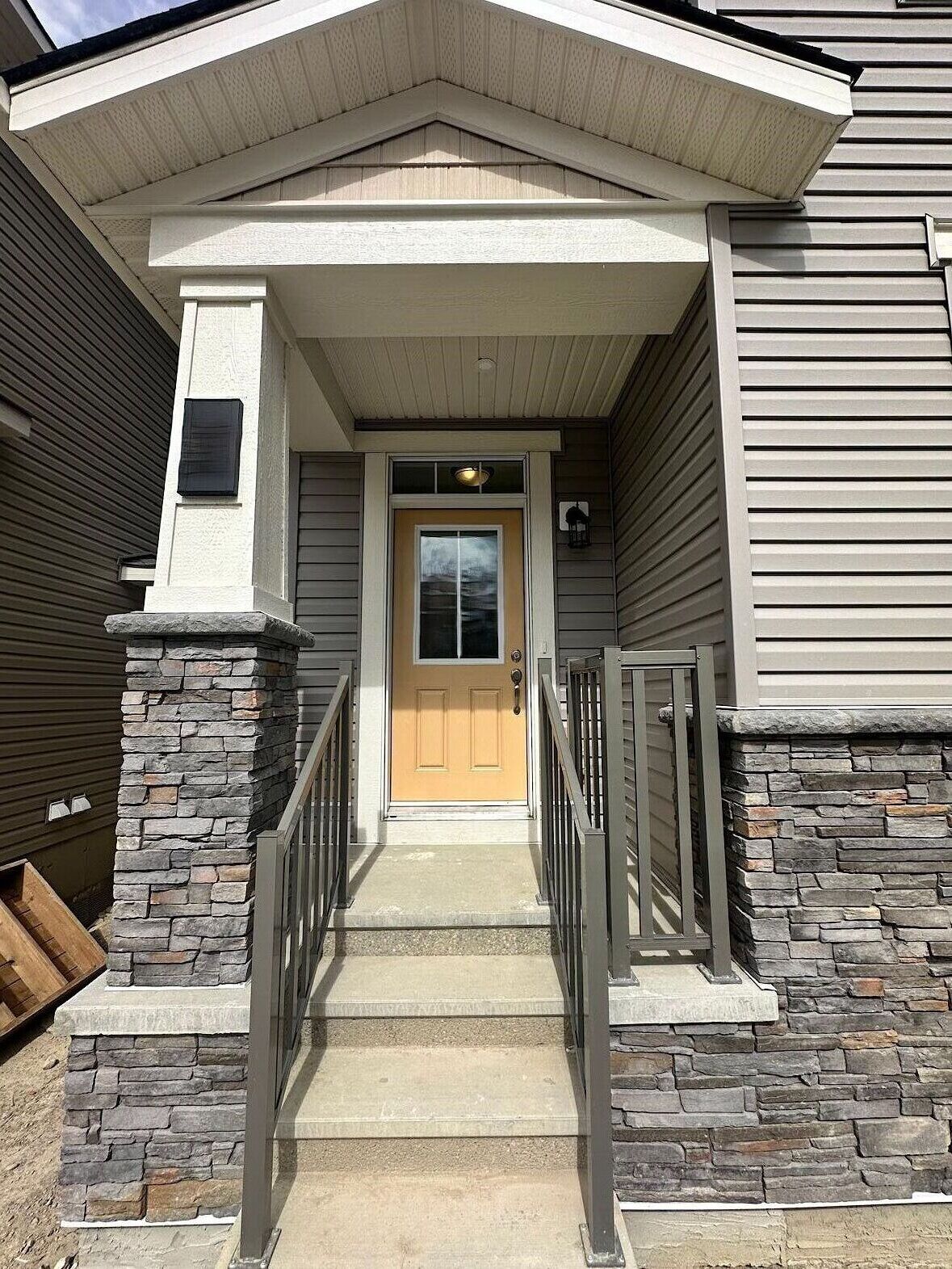Calgary 4 bedrooms Duplex for rent. Property photo: 583412-1