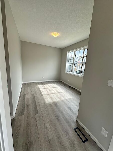 Calgary 4 bedrooms Duplex for rent. Property photo: 583412-3