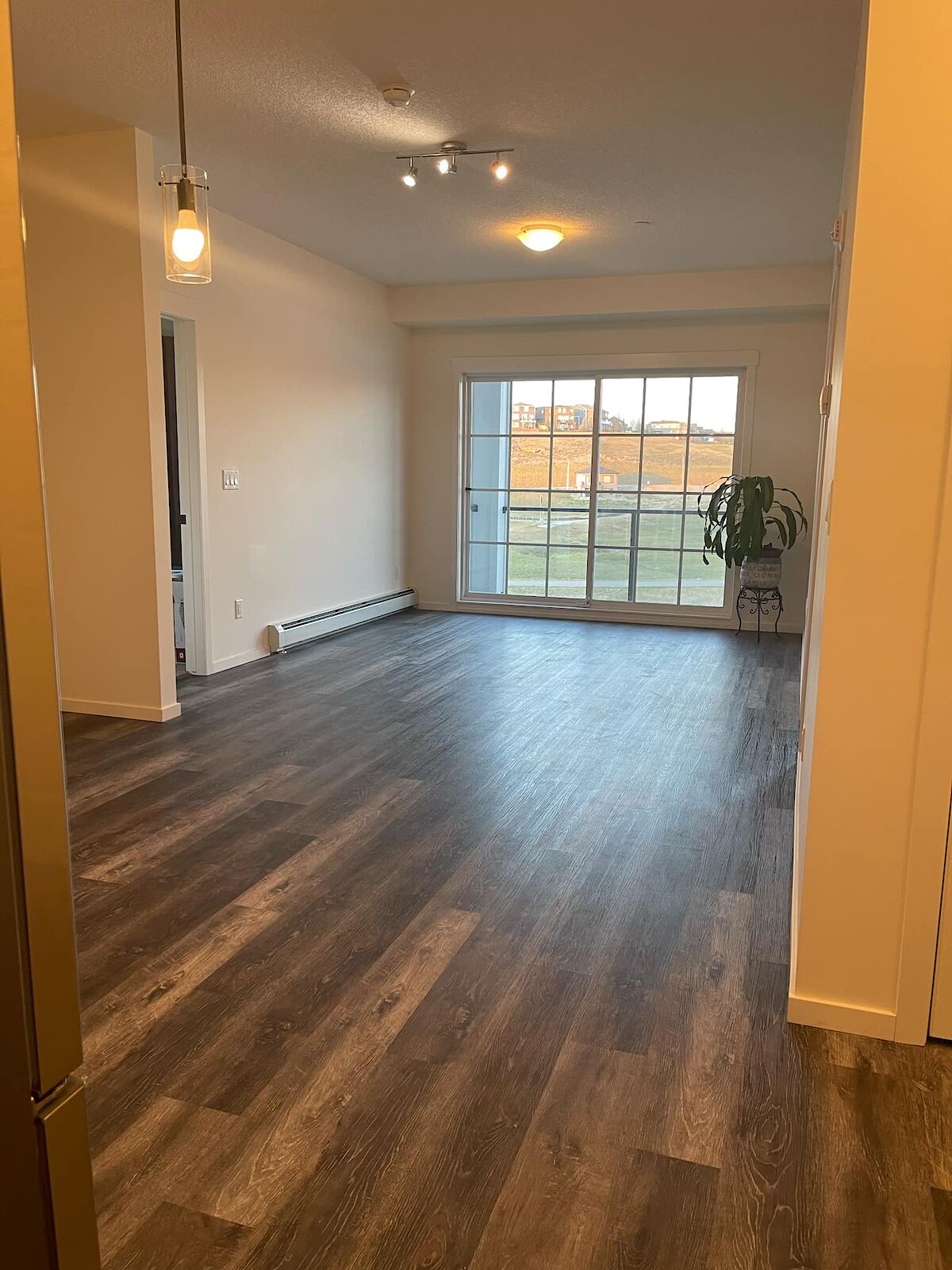 Calgary 2 bedrooms Condo Unit for rent. Property photo: 583821-1
