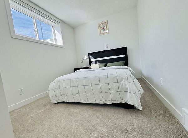 Bright 2 Bedrooms Secondary Suite Appartment FOR RENT - Prime Location NW