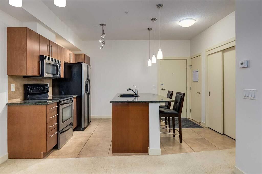 Calgary 2 bedrooms Condo Unit for rent. Property photo: 585601-1