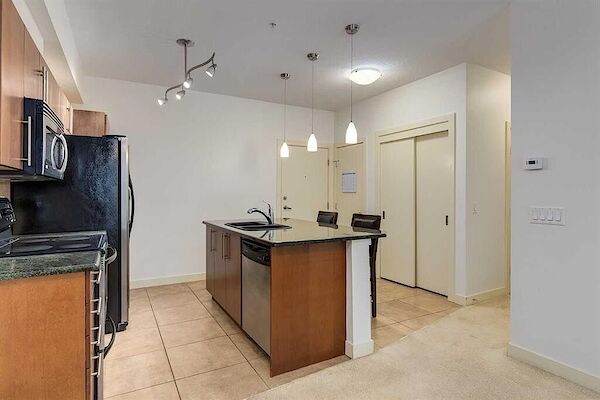 Calgary 2 bedrooms Condo Unit for rent. Property photo: 585601-2