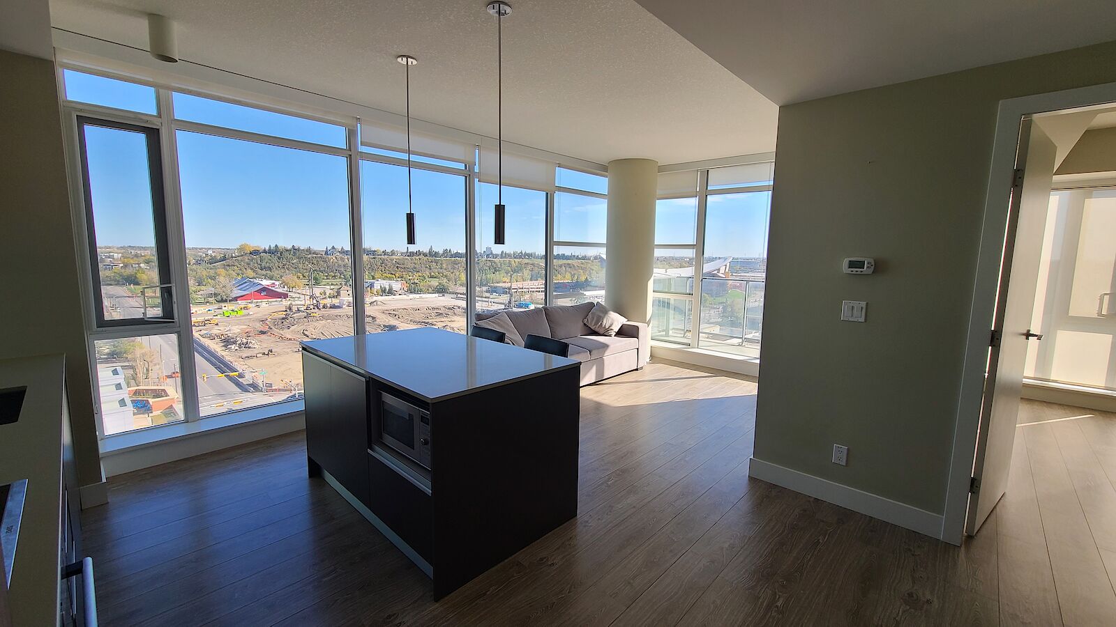 Calgary 2 bedrooms Condo Unit for rent. Property photo: 585944-1