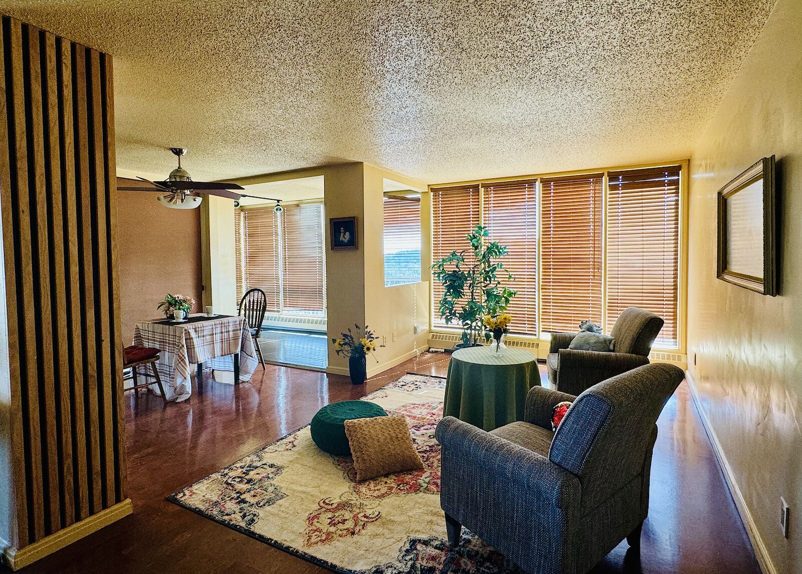 Calgary 2 bedrooms Condo Unit for rent. Property photo: 586446-1